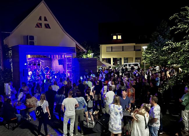 Open Air Konzert auf dem Dorfplatz vor der Kulturscheune Oferdingen am 17. Juni 2023