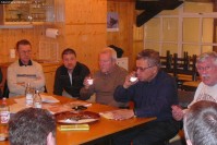 Mitglieder des Fördervereins erläutern dem Förderverein Kulturscheune Oferdingen e.V. die Geschichte des Lokschuppen Gönningen zum Bürgerhaus.